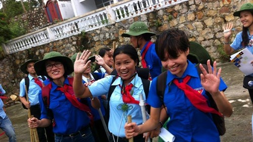 Cô giáo Diêm Nhật Minh (thứ 2 từ phải sang) tại trại Huấn luyện Kim Đồng năm 2015.