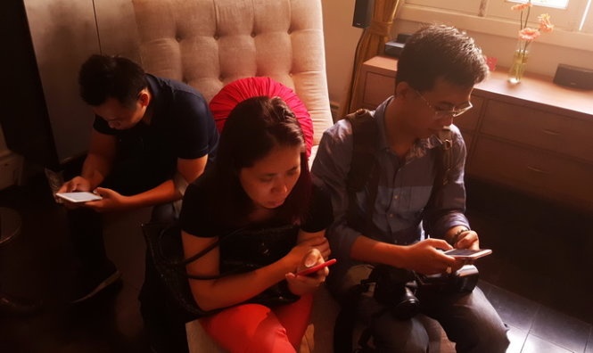 Nguoi tre Viet xai dien thoai 15 gio moi tuan hinh anh
