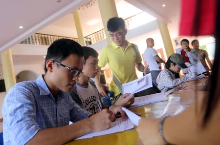Thí sinh đăng ký xét tuyển vào Trường ĐH Y Hà Nội năm 2015.