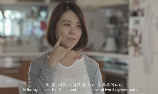 Me cam hat mung sinh nhat con gai cam dong roi nuoc mat hinh anh