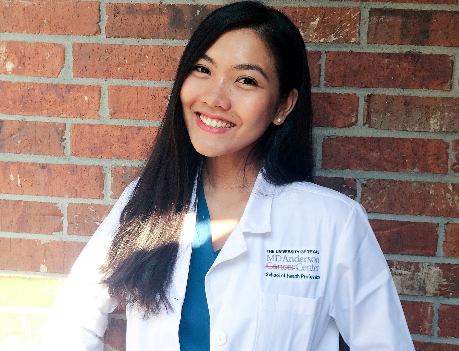 Nu sinh cao gan 1,8 m dam me nghien cuu ung thu hinh anh