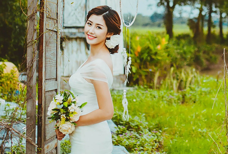 12 nu sinh DH Ngoai thuong xinh dep voi vay cuoi hinh anh