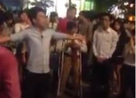 ​Nhom thanh nien 'chem gio' giua pho di bo Nguyen Hue hinh anh