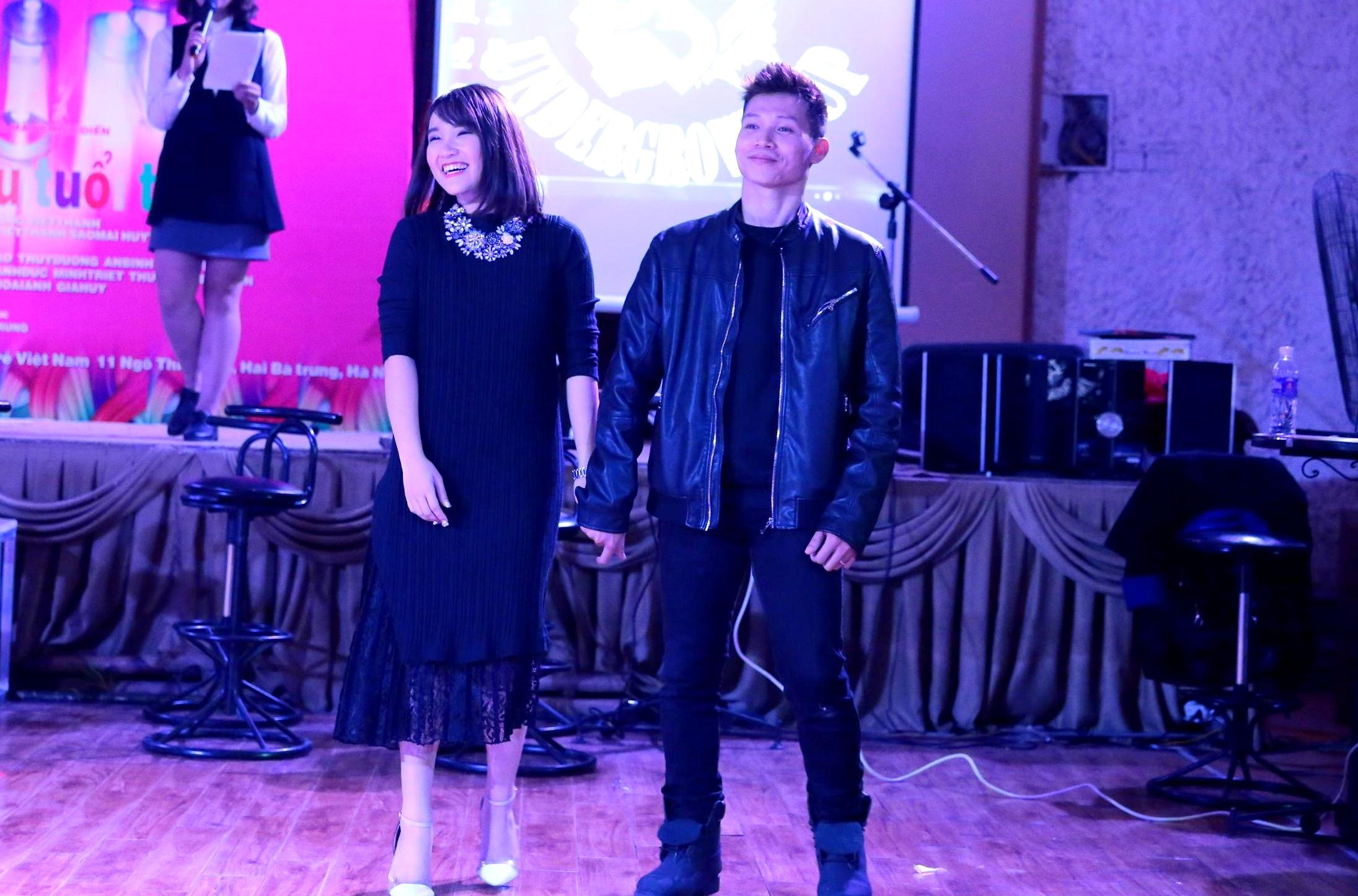 Cap dancer lech nhau 20 tuoi tao san choi moi cho tre em hinh anh