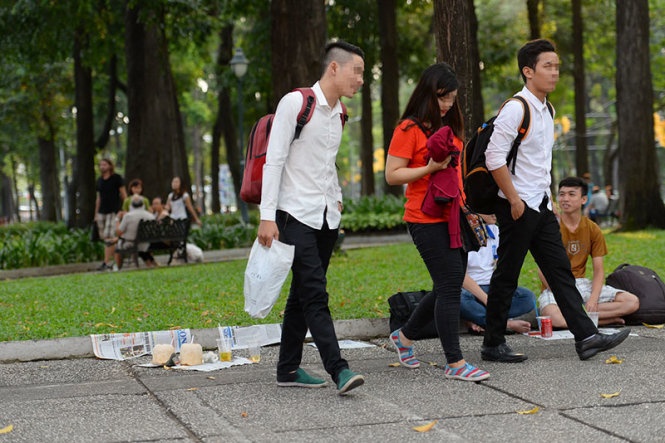 Nhiều ngày thực hiện chùm ảnh này, chúng tôi chứng kiến những tật xấu đó cứ lặp đi lặp lại thường nhật. Khi được hỏi vì sao vượt đèn đỏ thì câu trả lời chung đều là: “Vượt tí có sao đâu”. Còn những bạn trẻ xả rác giữa công viên 30-4, phố đi bộ Nguyễn Huệ thì trả lời: “Trước sau gì cũng có người dọn mà”. Nhóm bạn trẻ sau khi ngồi uống nước tại công viên 30-4, Q.1, TP.HCM rồi đứng dậy đi bỏ lại phía sau một mớ rác