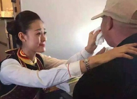 Nu tiep vien duoc ca ngoi khi quy goi cho khach an hinh anh