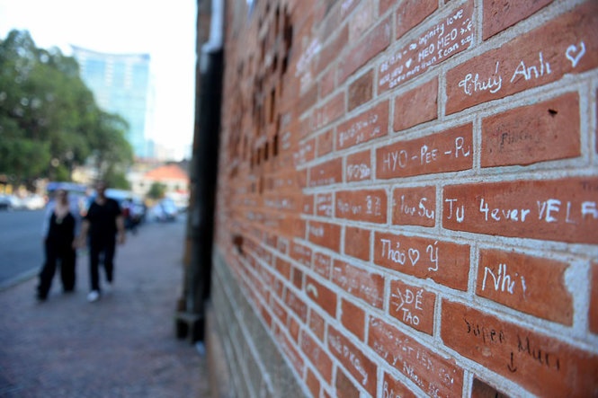 Vẽ bậy chi chít chẳng chừa chỗ nào (Ảnh chụp tường gạch nhà thờ Đức Bà, Q.1, TP.HCM) 