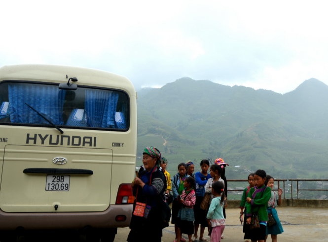 Trẻ em ở bãi đá cổ Hầu Thào chờ khách.