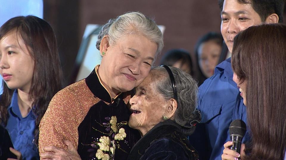 Nu hoa si di doc dat nuoc ve chan dung me VN anh hung hinh anh