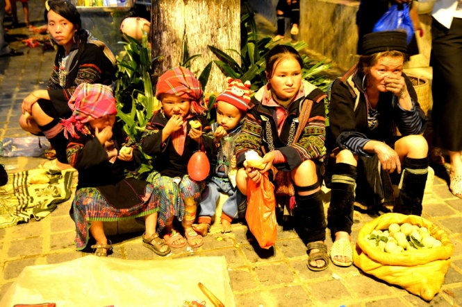 Cả nhà bán hàng trong mùa rét.
