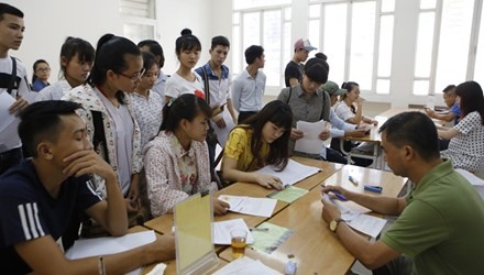 Thí sinh đăng ký xét tuyển đại học hệ chính quy năm 2015 ngày cuối cùng tại trường ĐH Công Đoàn-Hà Nội.
