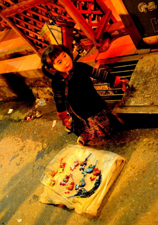Một mình trông hàng chờ mẹ.