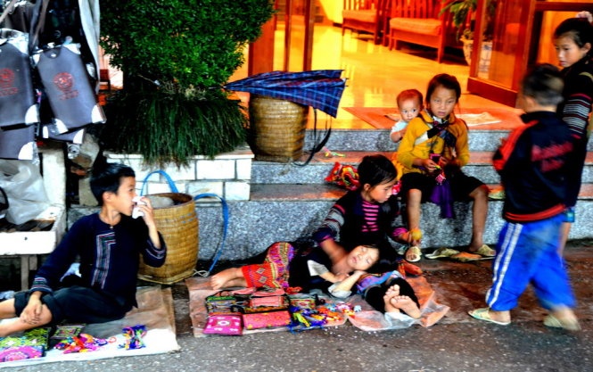 Ở phố Cầu Mây - đêm đã khuya và rất lạnh.