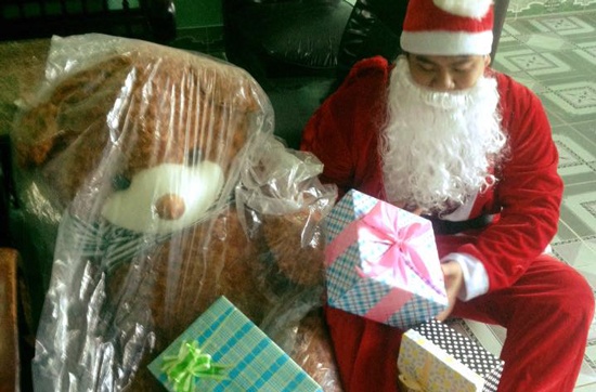 Kiem tien trieu nho ship qua theo kieu ong gia Noel hinh anh