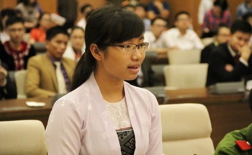 Nu sinh dan toc Muong hoc bang den dau de tro thanh bac si hinh anh