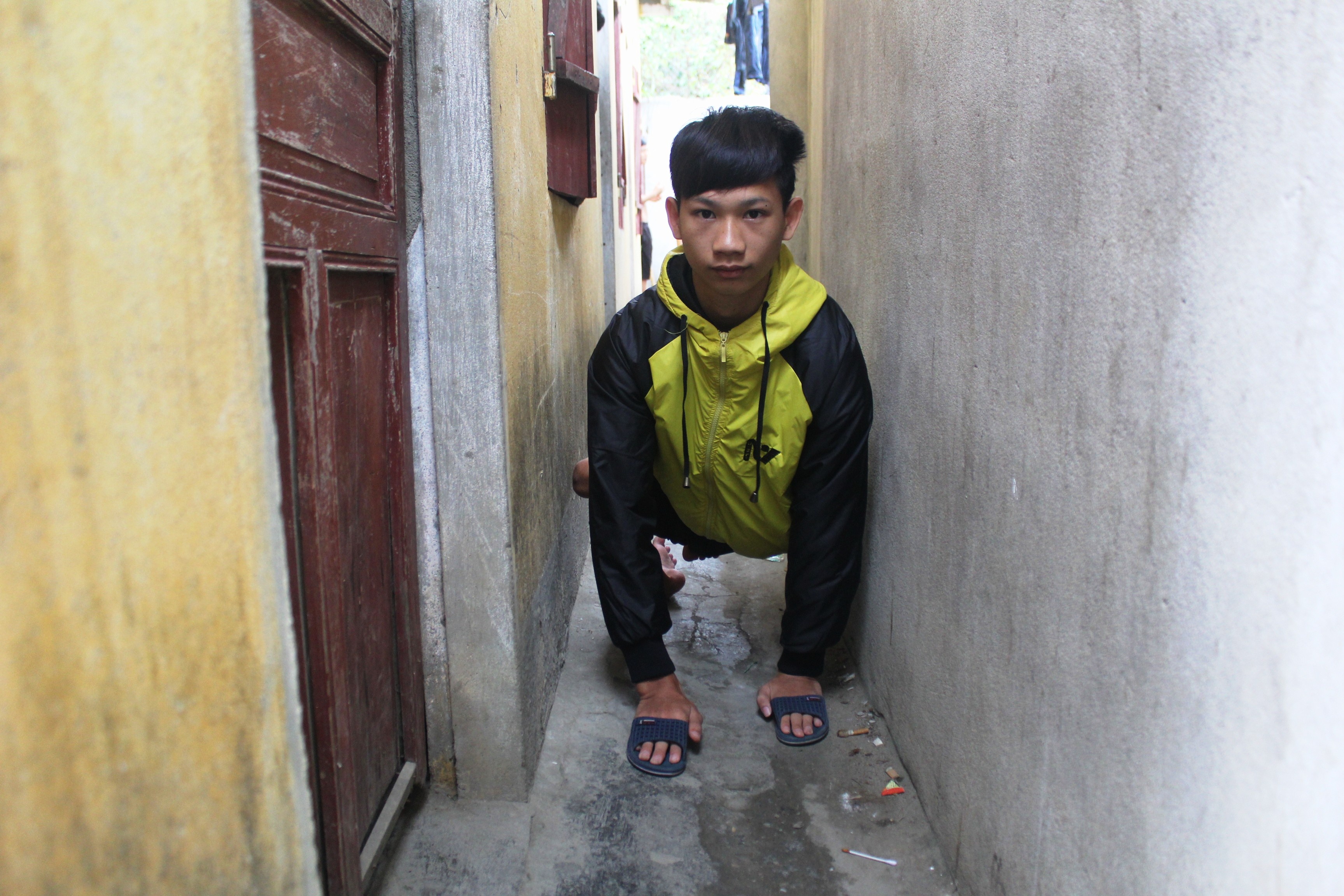 Cau hoc tro ngheo den truong bang... tay hinh anh