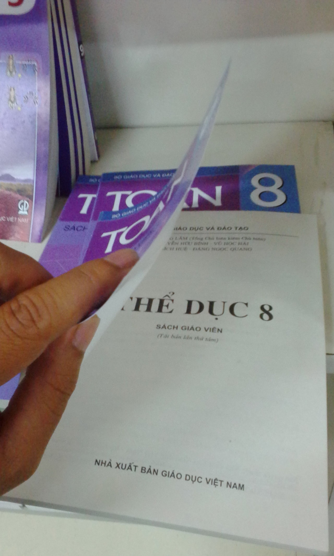 Bìa sách toán lớp 8 dành cho giáo viên nhưng nội dung lại là hướng dẫn các động tác thể dục