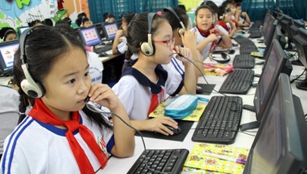 Mot hoc sinh 'ganh' 3 chuong trinh tieng Anh hinh anh