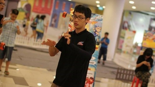 Chang trai co 'ban tay ma thuat' hinh anh