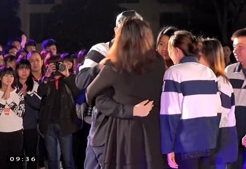 Thay co, ban be vui mung gap lai Cong Thanh sau hoan nan hinh anh