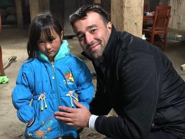 Chang trai Phap keu goi ban be ung ho cho nguoi dan Sa Pa hinh anh