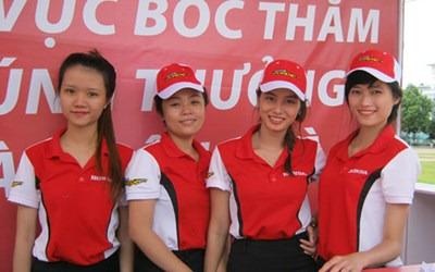 Sinh vien dua nhau lam them dip Tet hinh anh