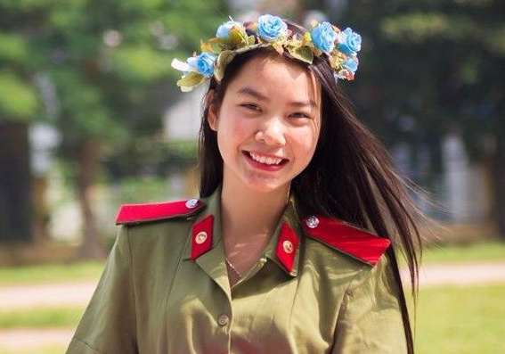 Nu thu khoa yeu mau xanh ao linh hinh anh