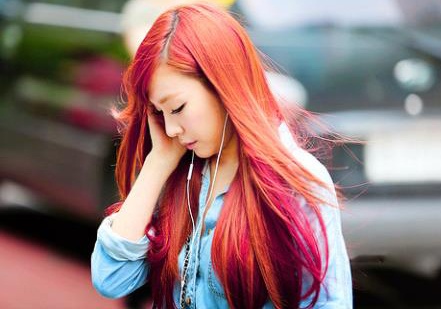 Hoc sinh nhuom toc phai ra ngoai lop, lau la cay canh hinh anh