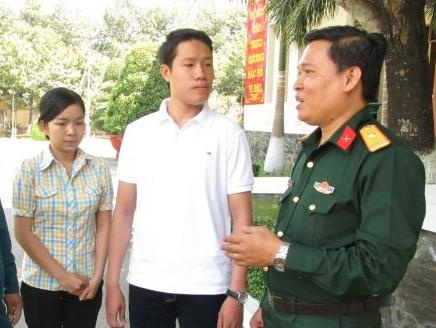 To quoc goi, cac ban tre len duong hinh anh