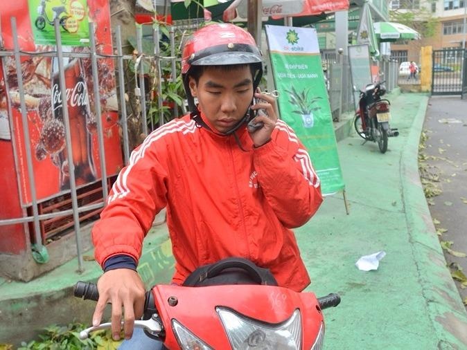 Nam sinh Bach khoa chay xe om kiem tien cuu ban hinh anh