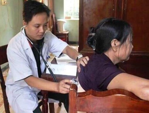 Tu om dau thanh bac si chua benh cuu dan hinh anh