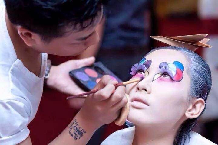 Mau thuan voi bo me, bi do ky khi lam nghe trang diem hinh anh