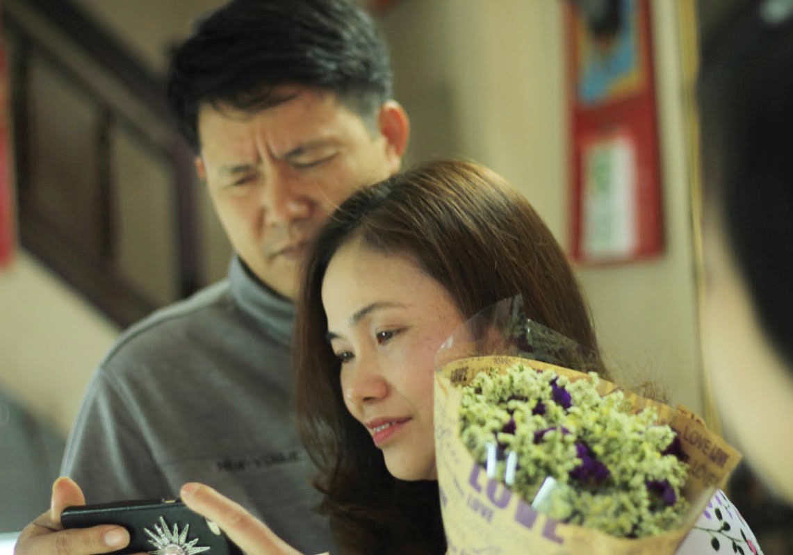 Me roi nuoc mat khi nhan qua 8/3 cua con trai du hoc hinh anh