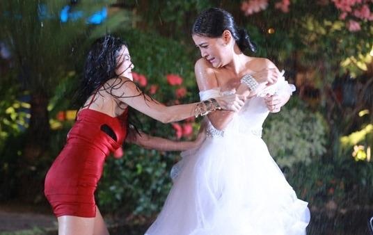 Katun va Lee danh nhau sau dam cuoi hinh anh