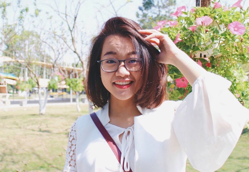 Ba nu sinh truong Y nghien cuu anh huong cua mang xa hoi hinh anh