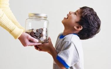 Me kiem bac cac mua do dat tien cho con hinh anh