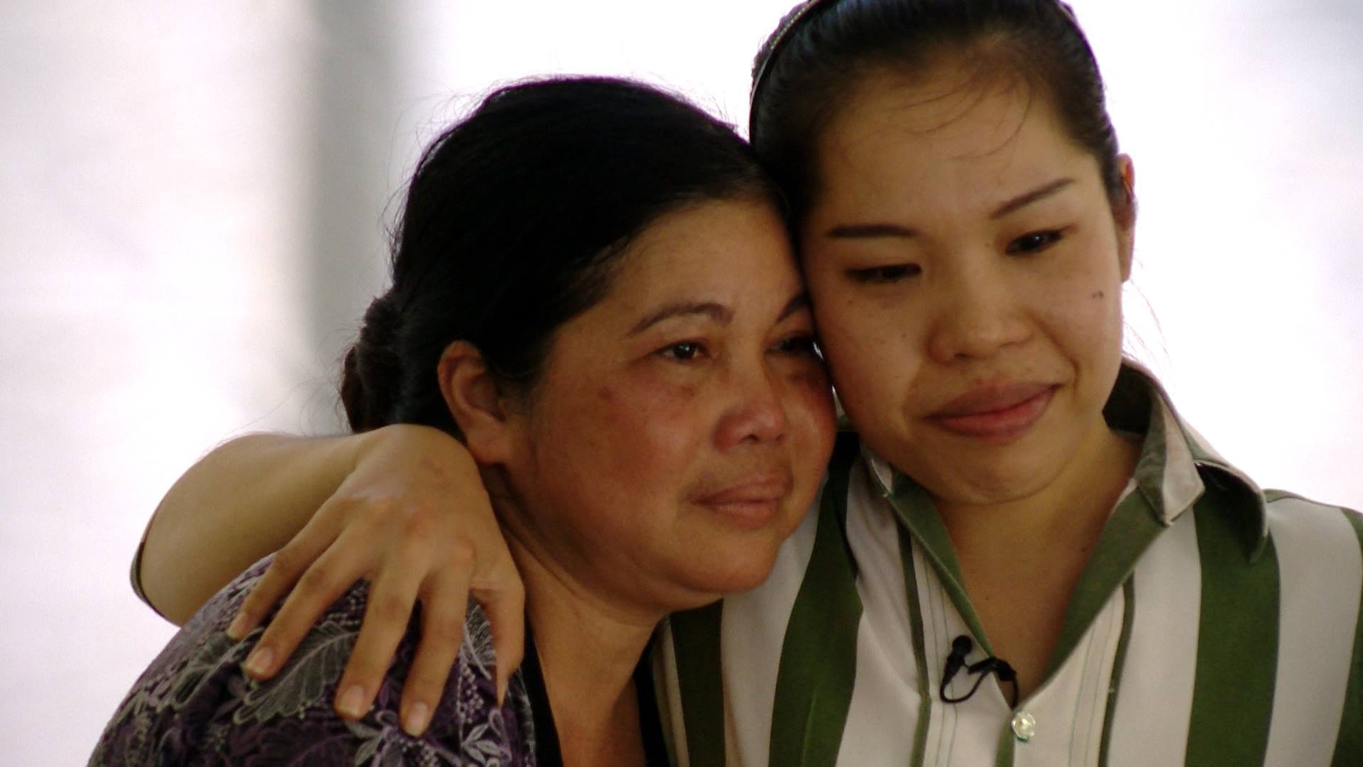 Ha Duy xuc dong trong giay phut hoi ngo gia dinh hinh anh