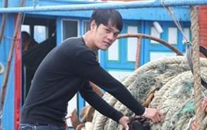 Nguoi tro ve tu day bien hinh anh