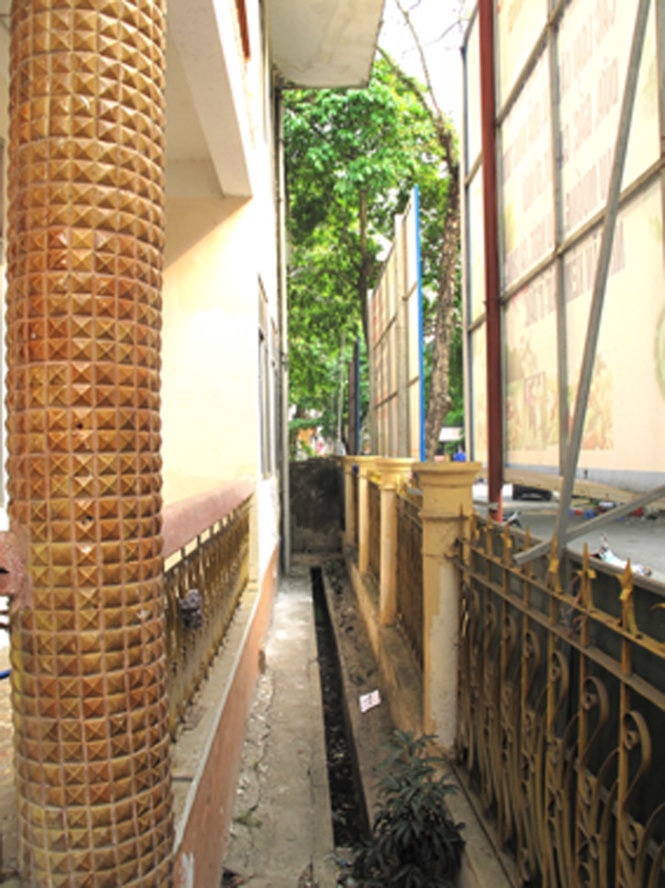 Bé trai rơi từ tầng 2 ảnh 1 Be trai roi tu tang 2 anh 1