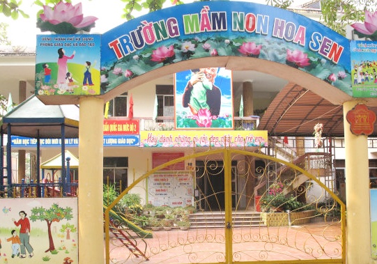 Be trai roi tu tang 2 truong mam non chan thuong so nao hinh anh