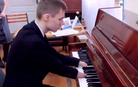 Tai nang piano cua cau be khong tay lam me hoac nguoi nghe hinh anh