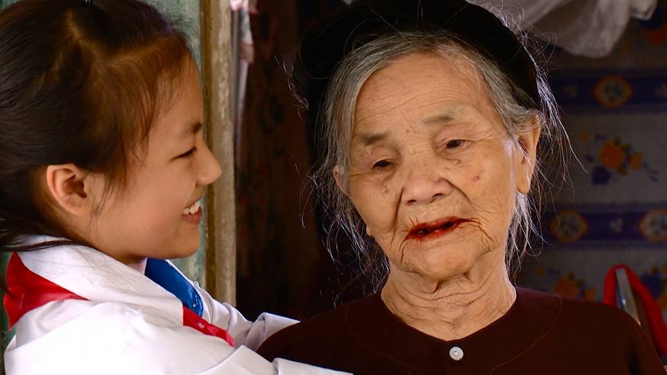 Ba noi xuc dong khi nhan qua tu Kieu Anh hinh anh