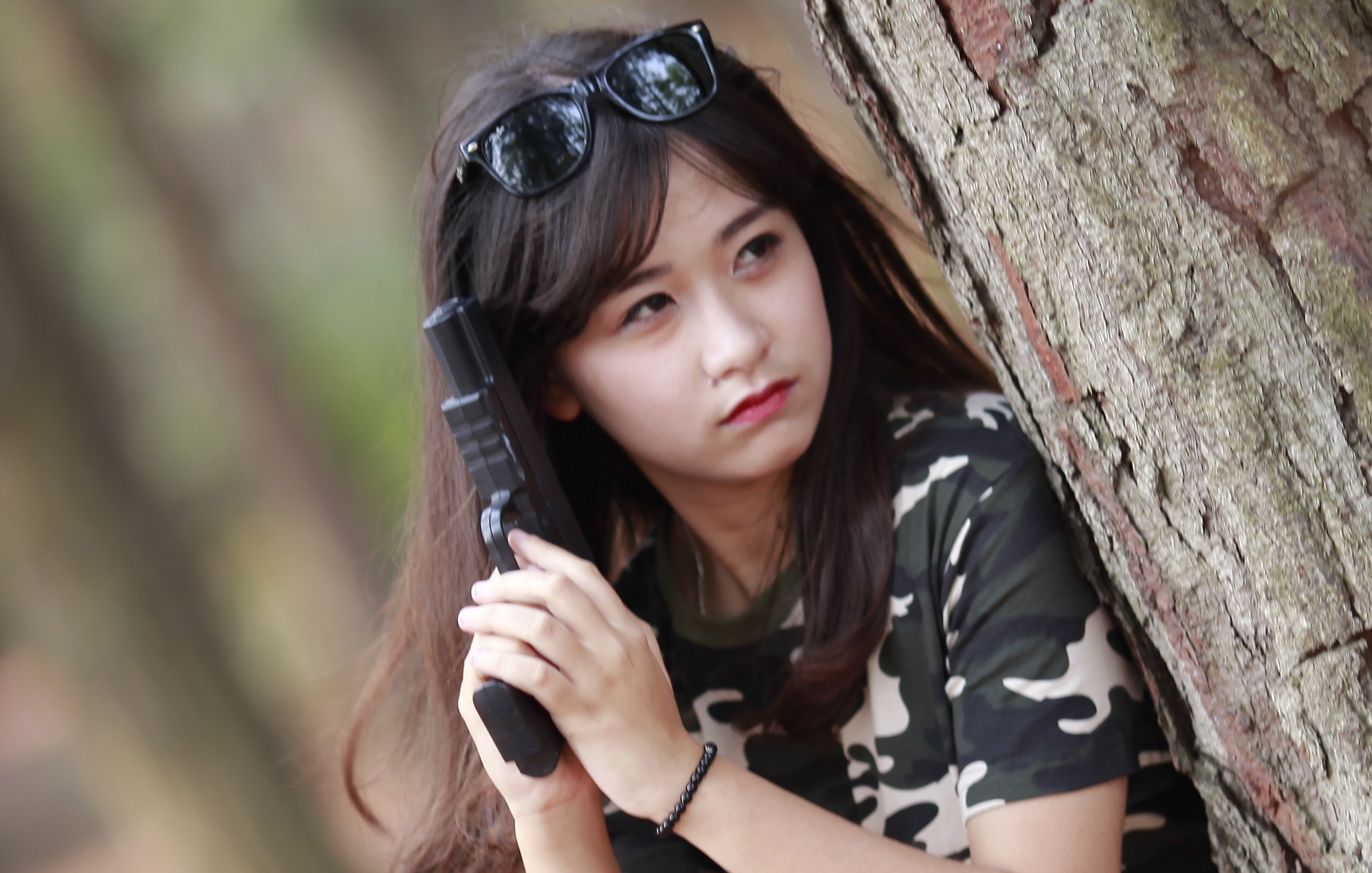 Danh mat ban sac Viet khi chup ky yeu 'Hau due mat troi'? hinh anh