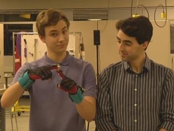 Sinh vien My phat minh 'tieng noi' cho nguoi cam diec hinh anh