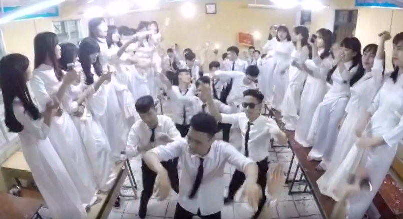 Teen Ha Noi quay tung bung trong clip ky yeu hinh anh
