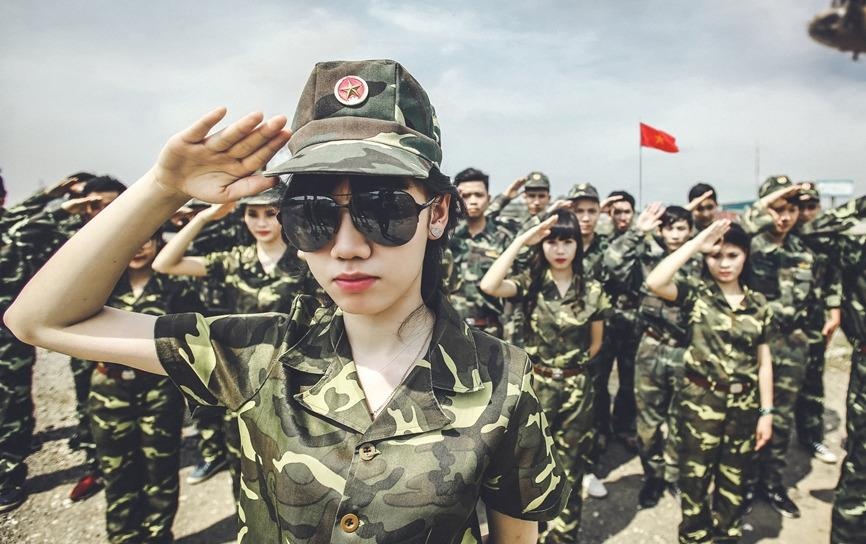 Teen Ninh Binh theo trao luu chup ky yeu 'Hau due mat troi' hinh anh