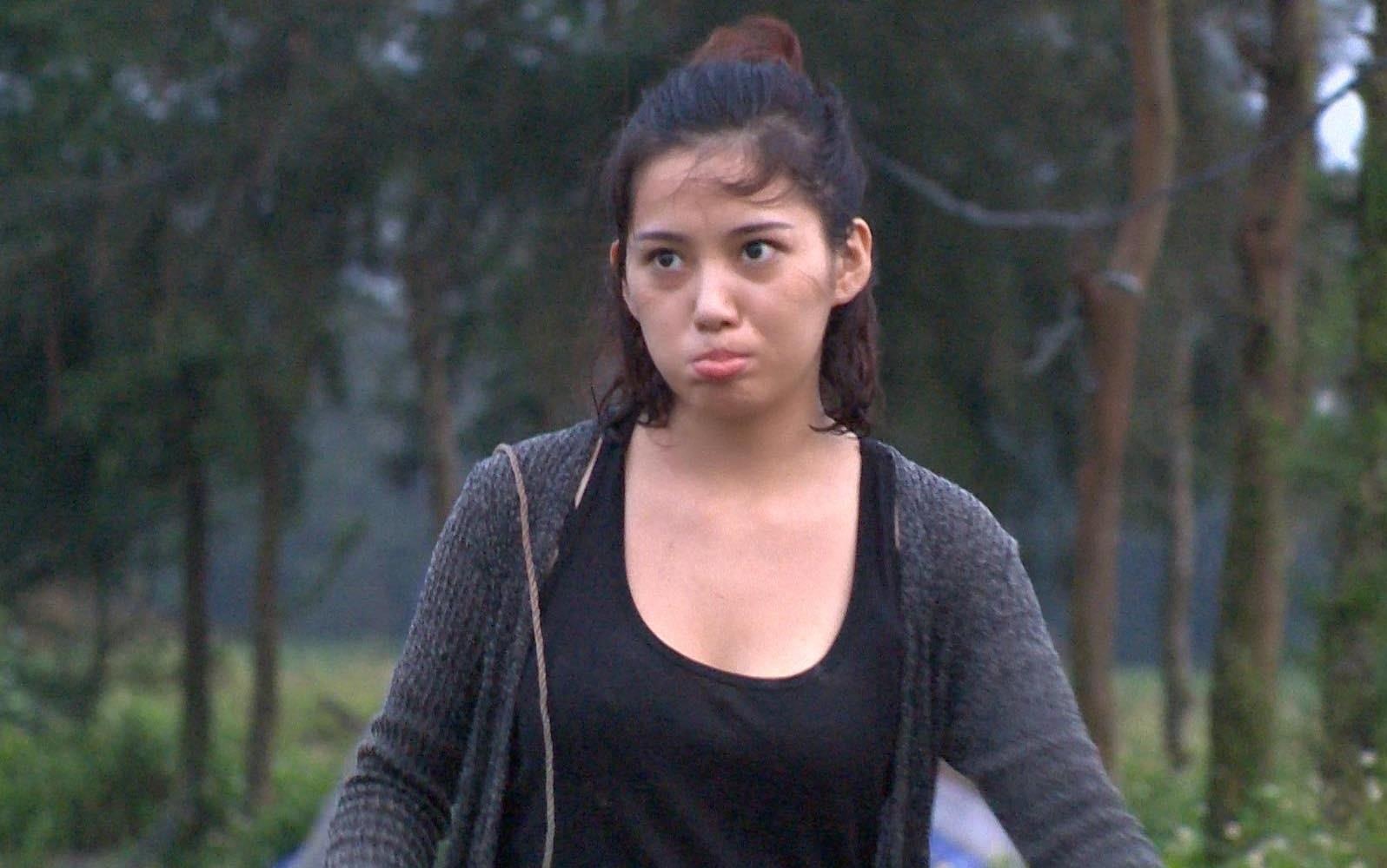 Hot girl nhom Pho bat khoc khi lan dau an com ngoai dong hinh anh