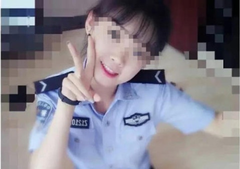 Nu canh sat xinh dep mat viec vi khoe anh dung tuc hinh anh