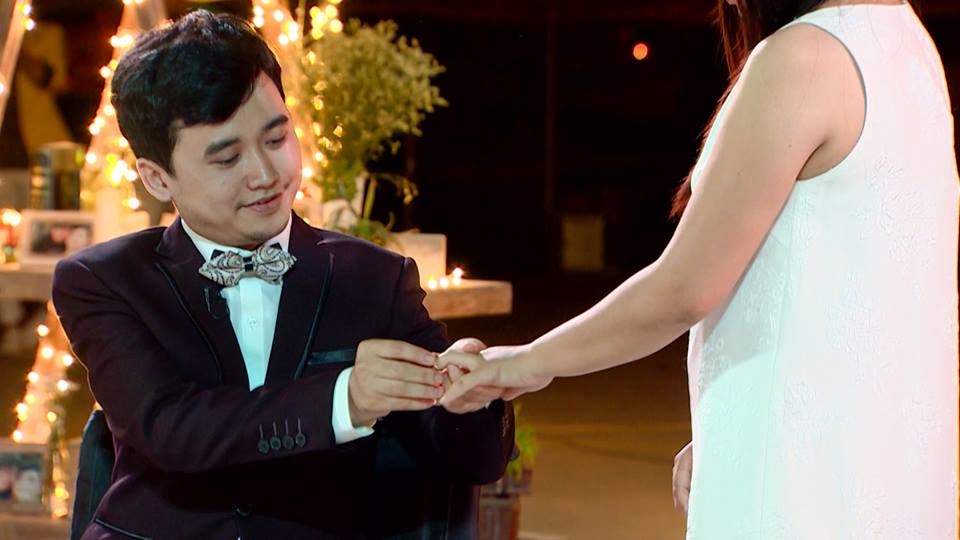 Cap doi hanh phuc trong man cau hon xuc dong hinh anh