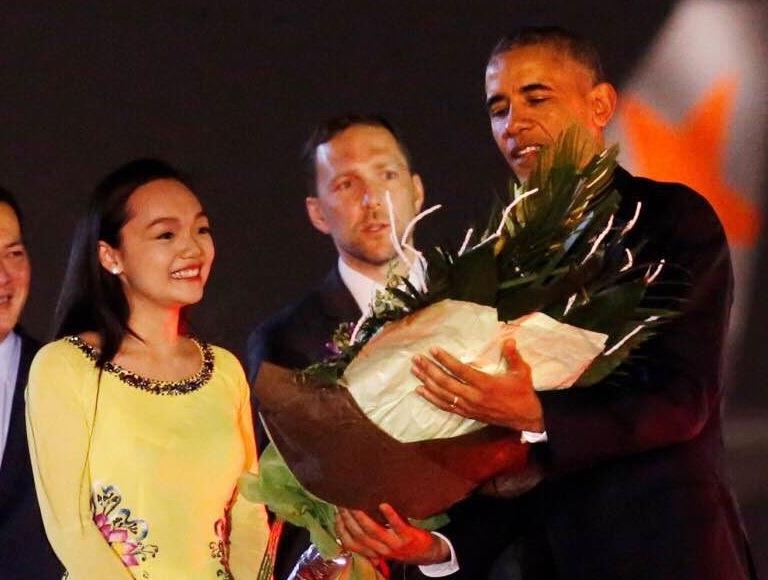 Co gai tang hoa ong Obama: 'Tay tong thong am lam' hinh anh
